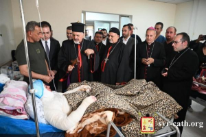غبطة البطريرك يونان يتفقّد جرحى فاجعة عرس قره قوش (بغديده) في مستشفى الطوارئ في أربيل، العراق