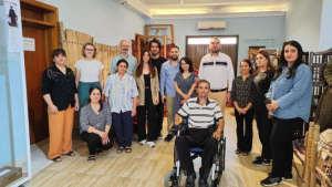 عنكاوا.. وفد من جامعة كامبردج يزور متحف التراث السرياني